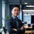 工口游戏情报编辑苏白的专业形象照，现代简约办公室背景